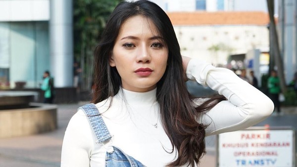Saat Berlliana Lovell si Pemersatu Bangsa tampil dengan Overall Jeans