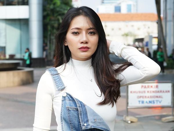 Saat Berlliana Lovell si Pemersatu Bangsa tampil dengan Overall Jeans