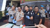 Dalam gelar perkara, polisi juga menemukan obat penenang di dalam tas Lucinta Luna. Foto: Lucinta Luna dibawa ke Labfor untuk cek darah dan rambut (Yogi/detikcom)