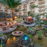 Hotel Nashvilles Gaylord Opryland Resort di Nashville, Amerika ini akan mewujudkan impianmu untuk merasakan sensasi dibangunkan oleh musisi terkenal seperti Kellie Picker, Vince Gill, dan Trace Adkins. Para musisi tersebut akan membangunkanmu dengan cara menelepon. Jika berminat menginap disini, hotel ini disewakan dengan harga mulai dari Rp 5,7 juta per malamnya. Foto: dok. The Gaylord Opryland Resort