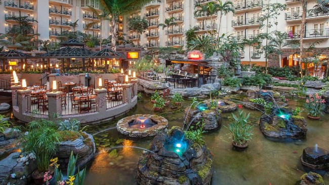 Hotel Nashvilles Gaylord Opryland Resort di Nashville, Amerika ini akan mewujudkan impianmu untuk merasakan sensasi dibangunkan oleh musisi terkenal seperti Kellie Picker, Vince Gill, dan Trace Adkins. Para musisi tersebut akan membangunkanmu dengan cara menelepon. Jika berminat menginap disini, hotel ini disewakan dengan harga mulai dari Rp 5,7 juta per malamnya. Foto: dok. The Gaylord Opryland Resort