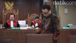 Didakwa Terima Suap, Begini Ekspresi Eks Dirut Perum Perindo
