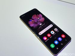 Menggenggam Galaxy Z Flip, Ponsel Layar Lipat Imut Harga Rp 21 Juta