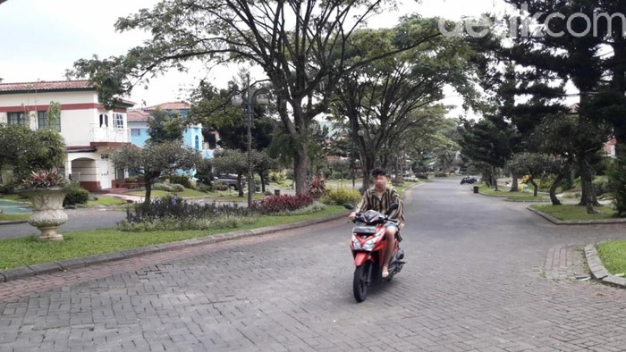 Turis Timur Tengah Tak Pakai Helm di Cianjur