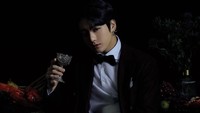 Busana dan gaya yang ditampilkan oleh Jungkook mengingatkan pada masa Dionysus. Dok. Big Hit Entertainment