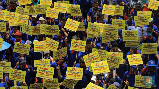 Pesangon Bakal Disunat, Buruh-Pengusaha Kompak Tutup Mulut 