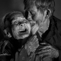Pria berusia 96 tahun, Le Van Se dan istrinya, Nguyen Thi Loi tinggal di Hoi An, Vietnam. Mereka jatuh cinta satu sama lain di usia 30-an dan memutuskan untuk menikah. Foto: dok. Fotografer Nguyen Vu Phuoc