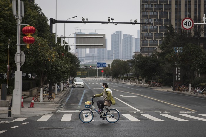 Transportasi Publik di Wuhan Masih Ditutup Aktivitas di Kota Wuhan belum sepenuhnya pulih akibat virus corona. Transportasi publik di kota itu masih ditutup menyusul terus bertambahnya korban tewas akibat virus corona yang tembus 1.000 orang.