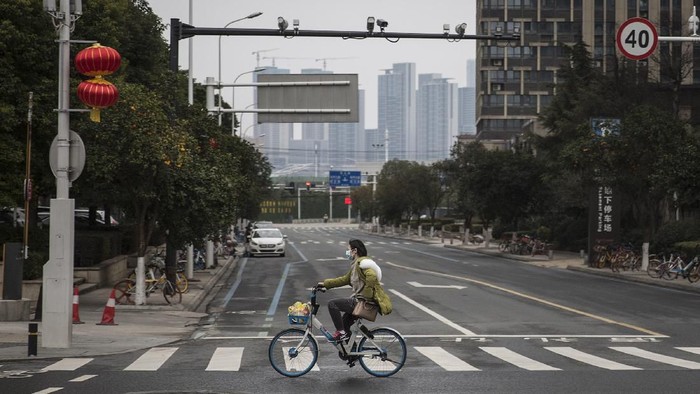 Transportasi Publik di Wuhan Masih Ditutup Aktivitas di Kota Wuhan belum sepenuhnya pulih akibat virus corona. Transportasi publik di kota itu masih ditutup menyusul terus bertambahnya korban tewas akibat virus corona yang tembus 1.000 orang.