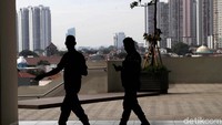 Petugas keamanan melintas di Rusunawa Pasar Rumput.
