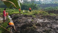 Berdasarkan data BPBD KBB, ketinggian tebing yang longsor mencapai 15 meter, sedangkan lebarnya mencapai 30 meter, dengan jarak titik longsor ke badan jalan hanya 7 meter.