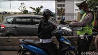 Razia di jalur Bus TransJakarta itu dilakukan karena sejumlah pemotor tak jera untuk menerobos busway demi mempersingkat waktu tempuh perjalanan.