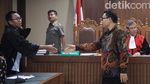 Didakwa Terima Suap, Begini Ekspresi Eks Dirut Perum Perindo