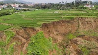 Longsor di wilayah tersebut telah menimbun serta merusak 10 rumah warga.