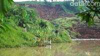 Bukit yang longsor itu berada di pinggir Tol Purbaleunyi KM 118.