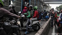 Selain itu, ada pula pemotor yang nekat memutar balik dan melawan arah agar terhindar dari razia polisi di jalur Bus TransJakarta tersebut.