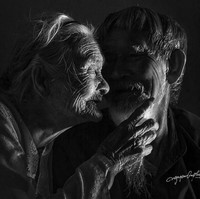 Pada 1954, Se pulang dari medan perang dan pasangan ini bersatu kembali setelah bertahun-tahun berpisah. Sejak itu, mereka membangun kehidupan bersama. Le Van Se dan Nguyen Thi Loi memiliki lima anak dan mereka tinggal bersama di sebuah desa kecil di pinggiran Hoi An, Quang Nam. Foto: dok. Fotografer Nguyen Vu Phuoc