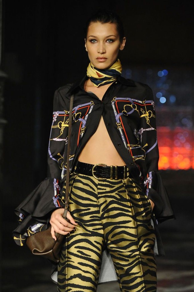 Bella Hadid kembali memamerkan perut ratanya di New York Fashion Week 2020. Kali ini untuk fashion show brand Khaite yang digelar Selasa (11/2/2020) kemarin. Foto: Frazer Harrison/Getty Images