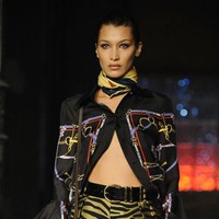 Bella Hadid kembali memamerkan perut ratanya di New York Fashion Week 2020. Kali ini untuk fashion show brand Khaite yang digelar Selasa (11/2/2020) kemarin. Foto: Frazer Harrison/Getty Images