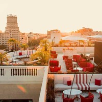 Di hotel Almanac Barcelona kamu bisa memperoleh handphone pinjaman untuk tetap terhubung dengan orang-orang yang kamu sayangi. Tidak tanggung-tanggung, hotel ini menyediakan handphone dari merek Apple loh. Hotel ini membuka harga penyewaan kamar mulai dari Rp 4,4 juta per malamnya. Foto: dok. Almanac