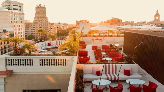 Di hotel Almanac Barcelona kamu bisa memperoleh handphone pinjaman untuk tetap terhubung dengan orang-orang yang kamu sayangi. Tidak tanggung-tanggung, hotel ini menyediakan handphone dari merek Apple loh. Hotel ini membuka harga penyewaan kamar mulai dari Rp 4,4 juta per malamnya. Foto: dok. Almanac