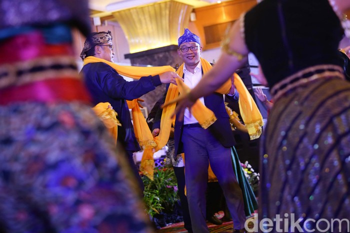 Gubernur Jabar Ridwan Kamil dan Anggota DPR Dede Yusuf hadir dalam Forum Silaturahmi Masyarakat Jawa Barat. Keduanya sempat menari jemplang harepan.