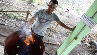 Usai berbentuk pelet, kemudian dijemur hingga kering. Selanjutnya, pelet bisa digunakan untuk campuran bahan bakar pembangkit listrik.