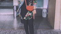 Gaya modis dengan segelas minuman juga tampak pada foto yang satu ini. Lihat pose wajahnya yang tanpa ekspresi tersebut tak mengurangi kecantikannya sedikit pun. Foto: Instagram @Unamaulina