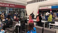 Suasana di ruang tunggu Bandara Internasional Wuhan Tianhe (Edward Wang/Reuters)