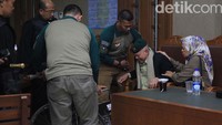 Namun sidang ditunda karena kesehatan Kivlan Zen menurun dan tidak bisa mengikuti sidang.