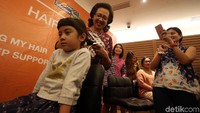 dr Adityawati Ganggaiswari secara simbolis memotong rambut pendonor untuk pasien kanker.