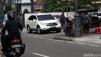 Penindakan parkir liar ini berlaku untuk kendaraan roda dua dan roda empat. Asep mengatakan untuk kendaraan roda dua yang parkir sembarangan pelanggar akan didenda sebesar Rp 245 ribu sekali tindakan dan biaya inap Rp 136 ribu per malamnya.