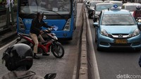 Aksi itu tak hanya membahayakan diri sendiri, tetapi juga pengendara lain.