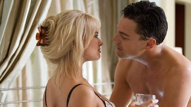 Aksi Margot Robbie dan Leonardo DiCaprio di film 'The Wolf of Wall Street'.