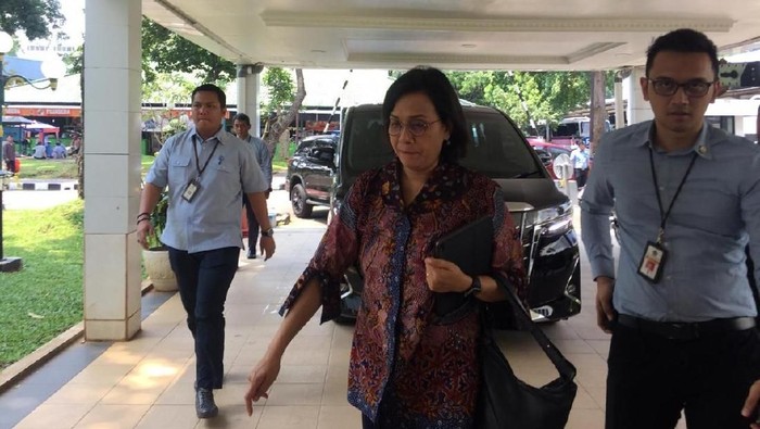 Sejumlah menteri siang ini menyambangi gedung DPR RI.