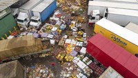 Buah-buahan dan bahan makanan lainnya tersebut berserakan usai sebelumnya terendam banjir akibat hujan deras yang mengguyur wilayah Sao Paulo, Brasil, beberapa waktu lalu.