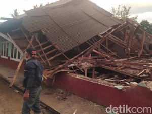 Bangunan Madrasah Ambruk Diterjang Puting Beliung di Cianjur