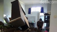 Salah satu rumah mengalami kerusakan parah akibat terkena material longsor.