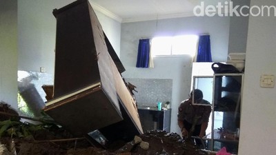 Begini Kondisi Rumah yang Diterjang Longsor di Bandung Barat