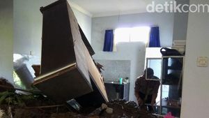 Begini Kondisi Rumah yang Diterjang Longsor di Bandung Barat