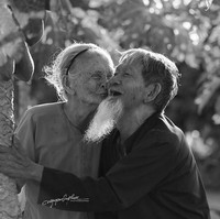 Segera setelah pernikahan mereka, negera itu tengah dalam keadaan perang. Se bergabung dengan tentara dan ditangkap oleh musuh selama perang. Dengan kerinduan dan rasa sakit yang menumpuk, istrinya tinggal di rumah setiap hari menunggu suaminya. Foto: dok. Fotografer Nguyen Vu Phuoc