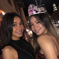 Ini ibu kece yang lagi viral. Dia adalah Joleen Diaz yang punya wajah yang tak menua. Karena penampilan mudanya itu, Joleen kerap dikira kakak beradik dengan putrinya.  Foto: Instagram