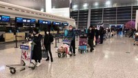 Tak sedikit masyarakat yang pergi meninggalkan Wuhan demi menghindari virus Corona. Banyak juga yang mengenakan masker (Edward Wang/Reuters)