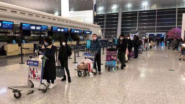 Potret Warga Wuhan yang Berkemas dari Kota Hantu