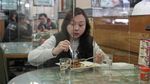 Imbas Corona, Meja Makan di Hong Kong Disekat Panel Plastik