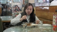Panel plastik tersebut diterapkan dengan dasar penyebaran corona lewat kontak langsung.