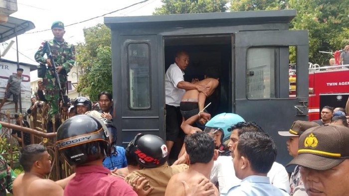 DOK. Polda Sumut/ Evakuasi napi dan tahanan di Rutan Kabanjahe Sumut yang rusuh