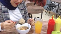 Meskipun jarak usia terpaut jauh, tetapi hal itu bukan menjadi masalah besar bagi keduanya. Sahrul Gunawan mengaku dijodohkan dengan Una Maulina oleh Tommy Kurniawan. Foto: Instagram @Unamaulina