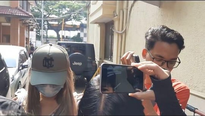 Lucinta Luna usai diperiksa darah dan urine