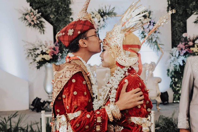 Heni pun mengaku dirinya sangat sabar menghadapi cacian netizen karena tiba-tiba meninggalkan pacarnya dan memilih untuk menikah dengan pria yang baru dikenalnya lewat Instagram. Kata suami kita yang jalanin, mereka nggak tahu apa-apa. Jangan pernah ada yang ditanggepin kalau kata suami, jelas Heni. Foto: Instagram @heni.kn